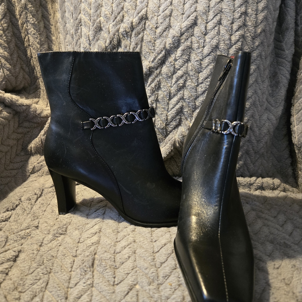 Chic Black Heeled Boots for Stylish Outings
